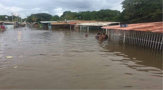 Gobierno prohíbe a periodistas documentar inundaciones
