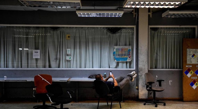 Prensa venezolana lucha por sobrevivir, ahogada por Maduro