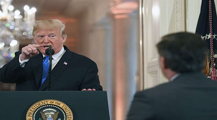 CNN demanda a Trump por suspención a Jim Acosta