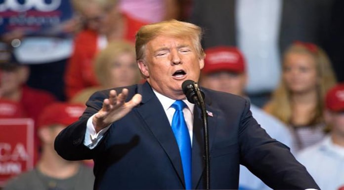 Trump amenazó con quitar acreditaciones a más periodista