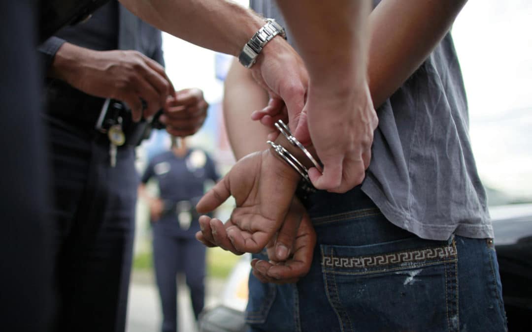 Actualización: reportero latino demandó a oficiales por detención arbitraria