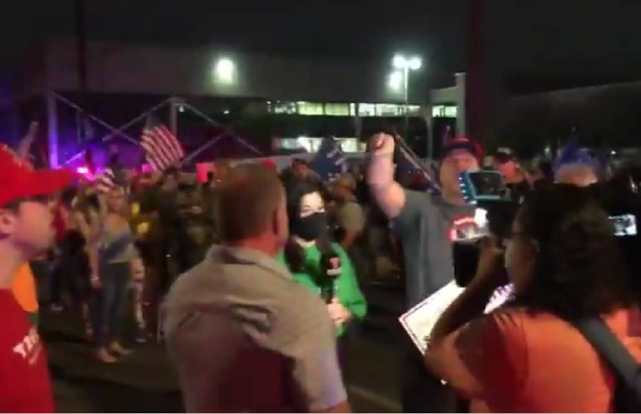 Periodista de Telemundo fue agredida por manifestantes pro Trump