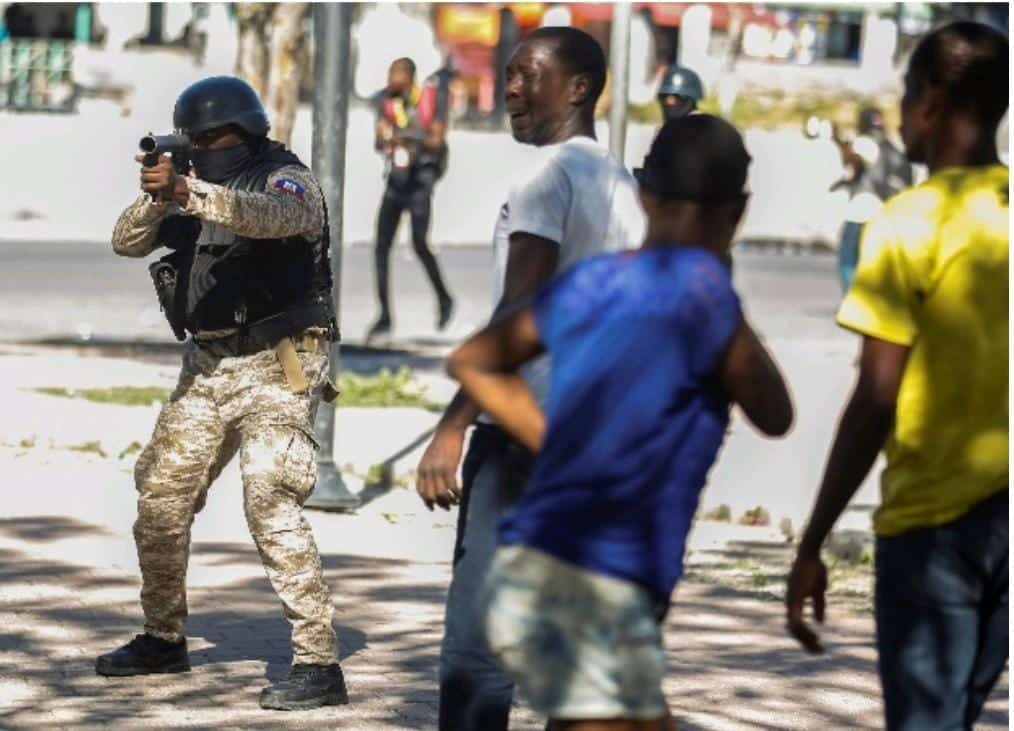 Policías y Militares en Haití disparan contra periodistas